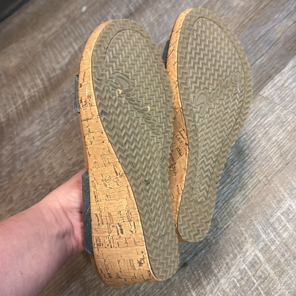 Sketchers Lux Foam Elastic Strappy Wedge - Picture 6 of 7